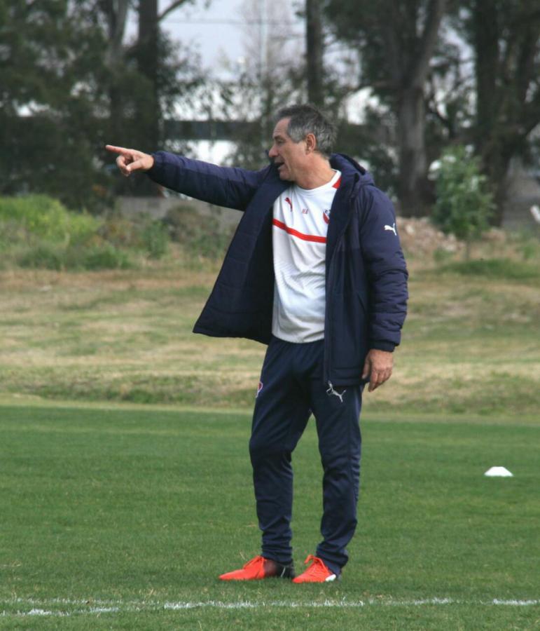Imagen Holan, dando indicaciones durante una práctica.