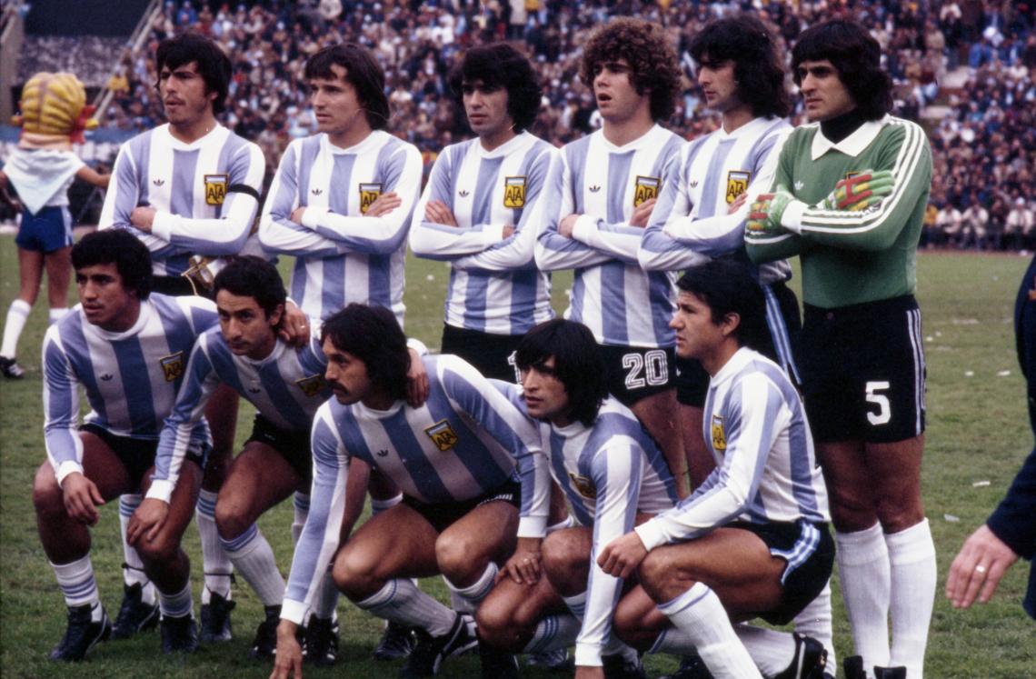 Imagen Los titulares de Argentina en la final; arriba: Daniel Passarella (C), Daniel Bertoni, Jorge Olguín, Alberto Tarantini, Mario Kempes y Ubaldo Fillol; abajo: Américo Gallego, Osvaldo Ardiles, Leopoldo Luque, Oscar Ortiz y Luis Galván. 