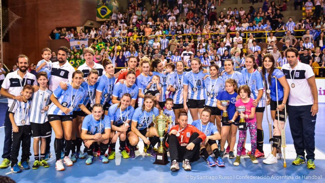 Imagen La Garra, con la medalla de Plata conseguida en Buenos Aires.