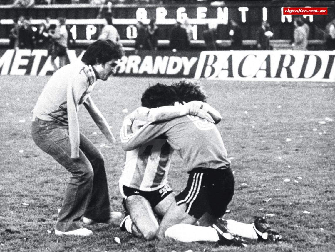 Imagen La legendaria foto de Ricardo Alfieri apenas terminado el partido: Tarantini, Fillol y “el abrazo del alma”