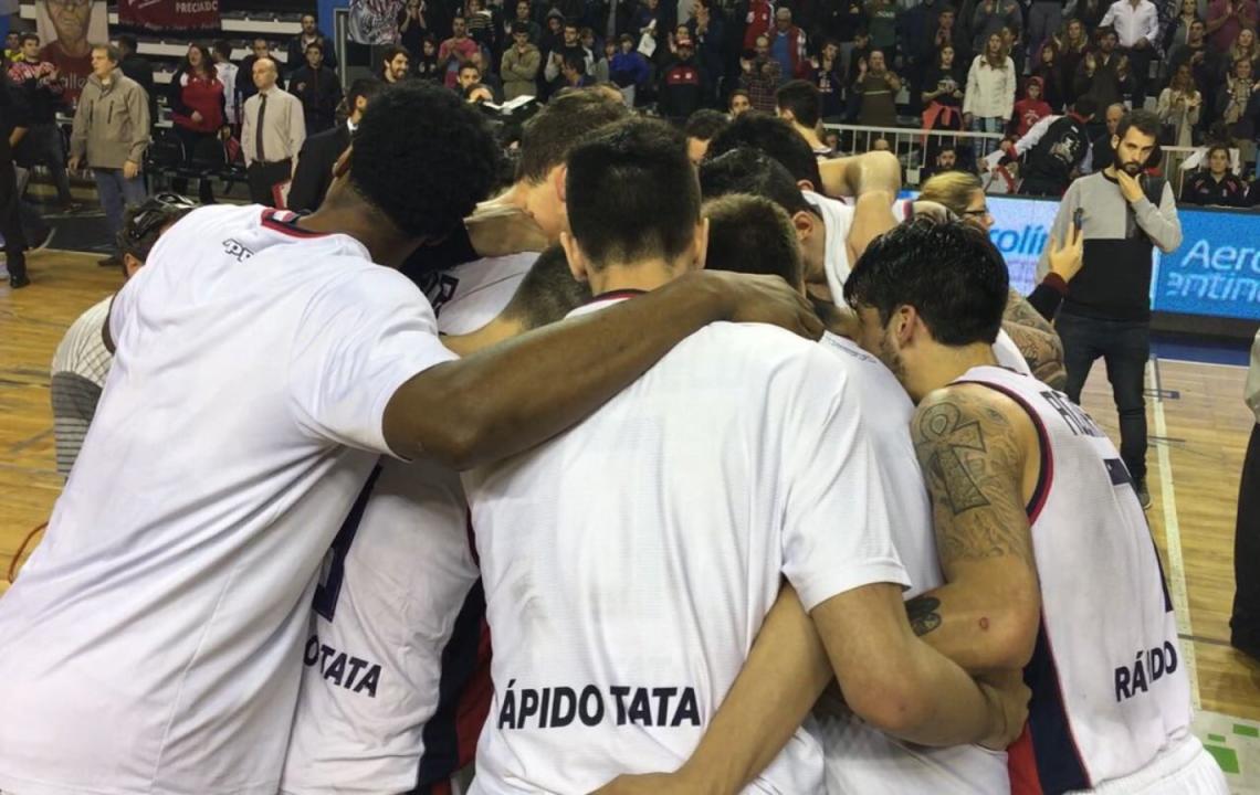 Imagen Los jugadores del Ciclón, festejando tras el triunfo.