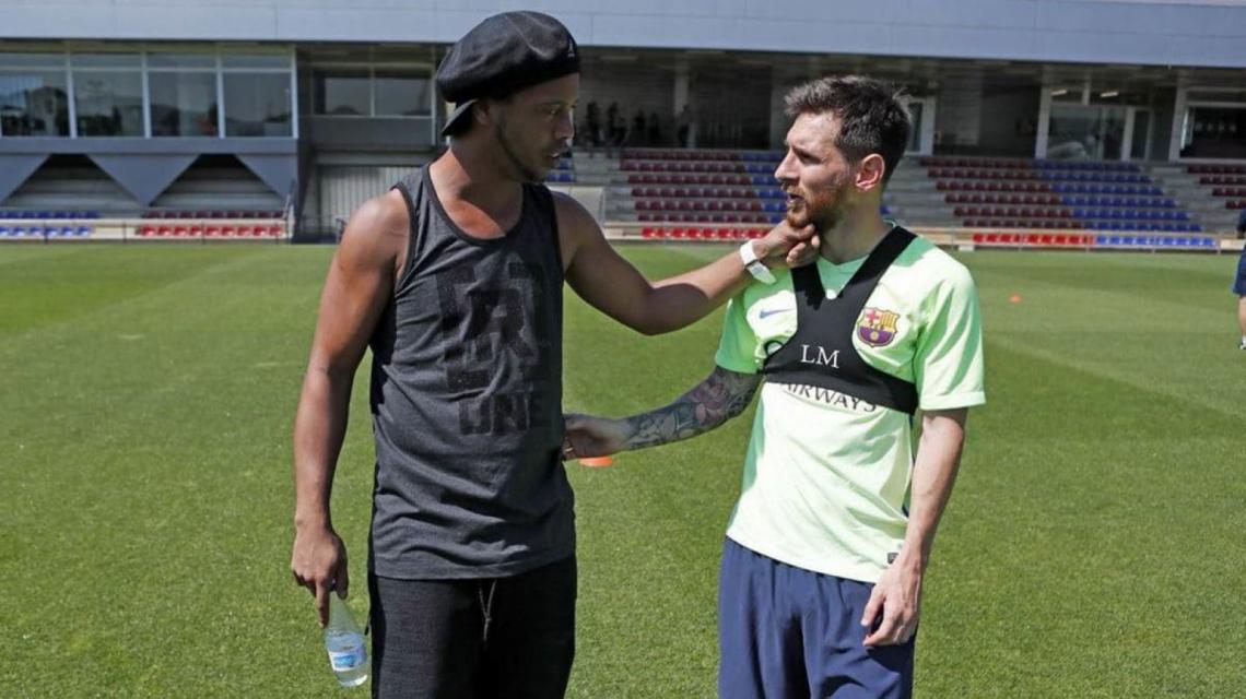 Imagen Ronaldinho, charlando con Messi cuando visitó la práctica del Barcelona.