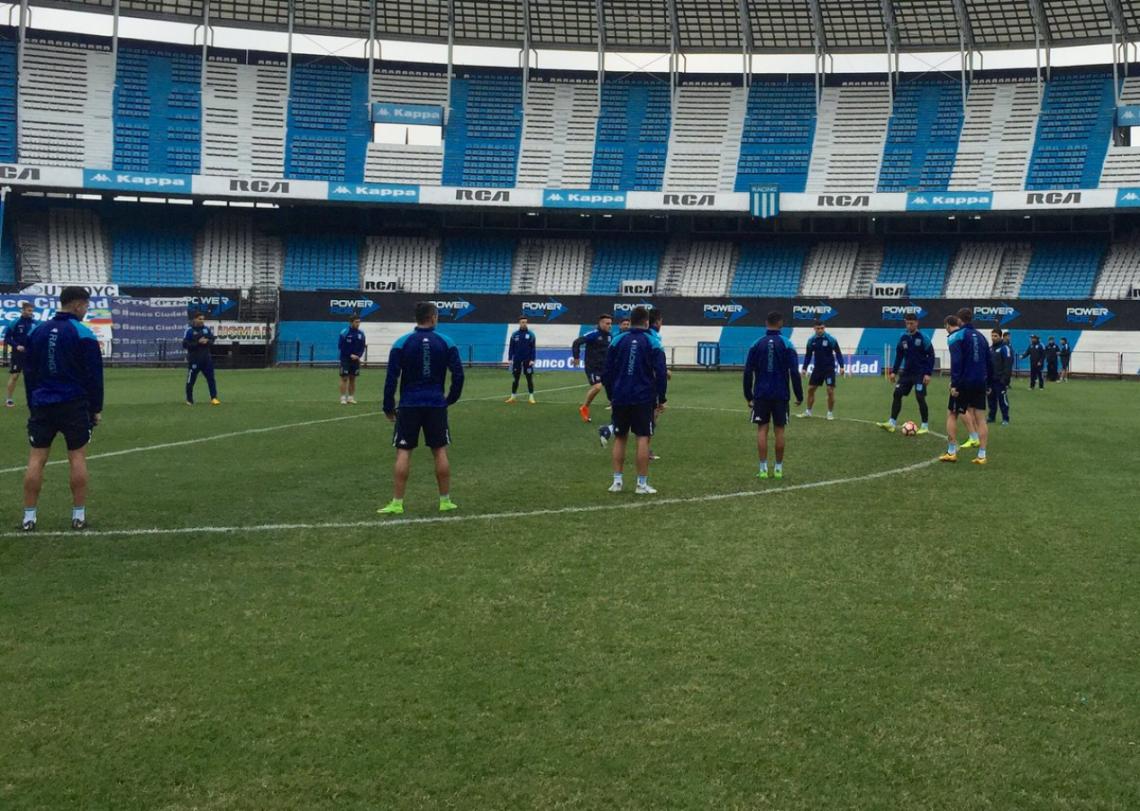 Imagen El plantel de Racing, entrenando en el Cilindro.