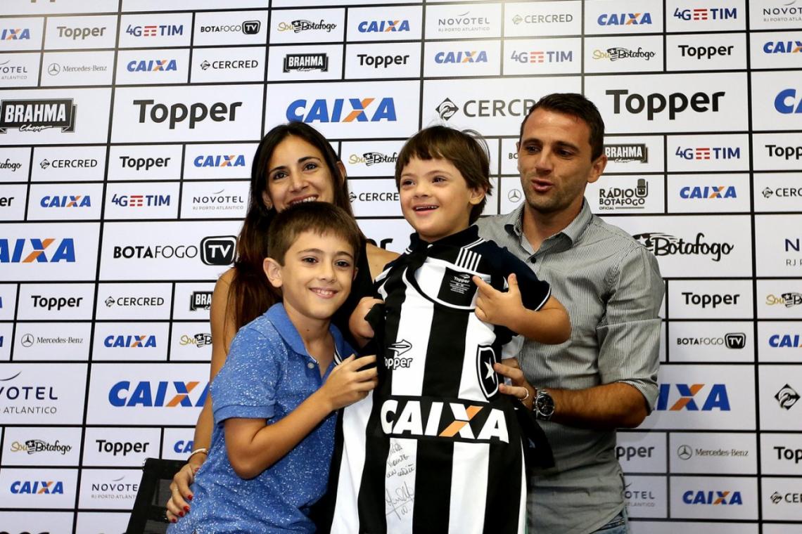 Imagen Montillo, en la conferencia de prensa junto a su familia. 