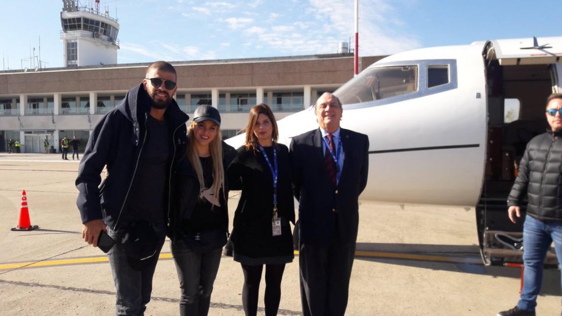 Imagen Piqué y Shakira, recién aterrizados.