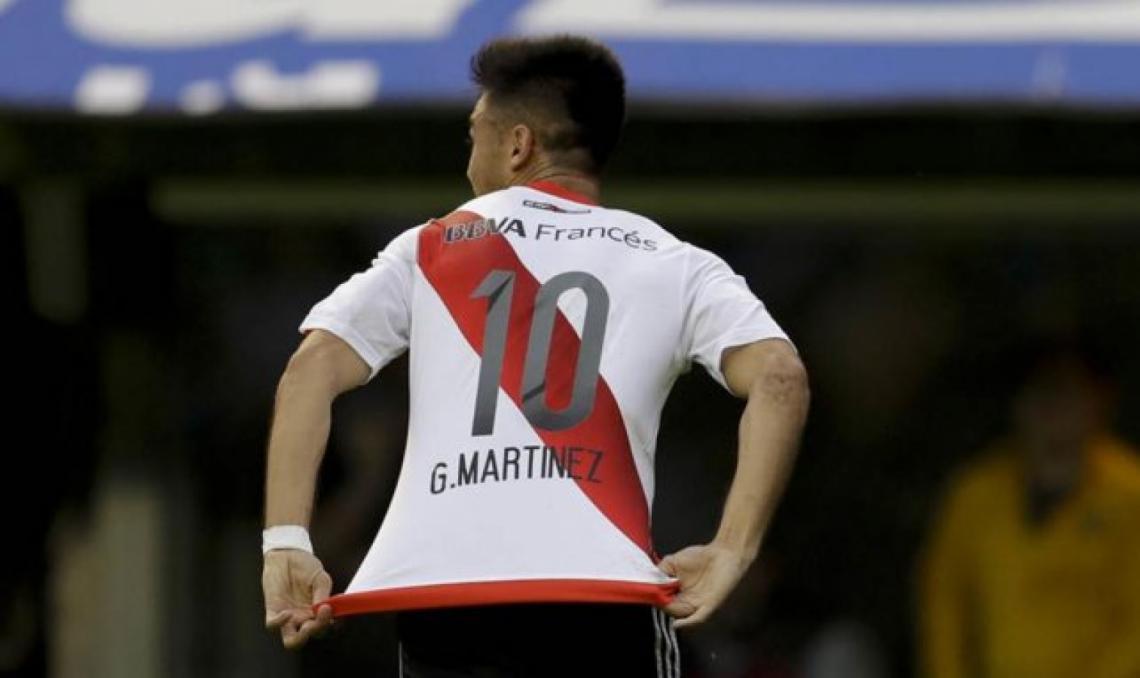 Imagen Festejo del gol de espaldas, mostrando su camiseta.