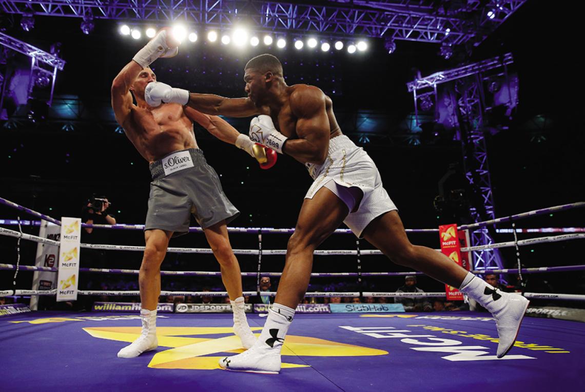 Imagen La derecha de Joshua se estrella contra el mentón de Klitschko. Potencia devastadora.