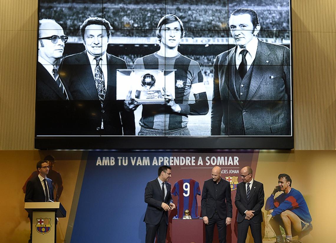 Imagen El presidente del Barcelona, Bartomeu, junto a su vice, Cardoner, en el homenaje de Cruyff con la camiseta que usaba y el Balón de Oro.