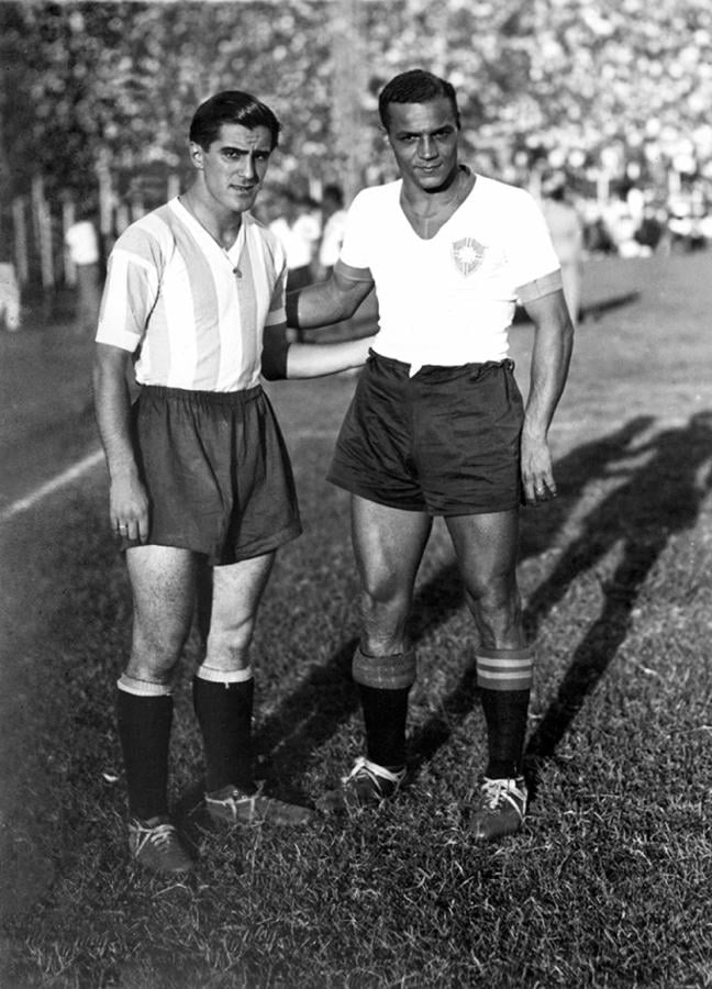 Imagen Con el brasileño Hércules Miranda, en la previa de un clásico en el que marcaron dos goles cada uno y finalizó 3-2 para Brasil.