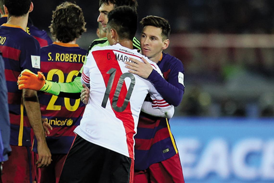 Imagen El saludo con Messi en el Mundial de Clubes. El pity entró en el ST y estrelló un tiro en el palo.