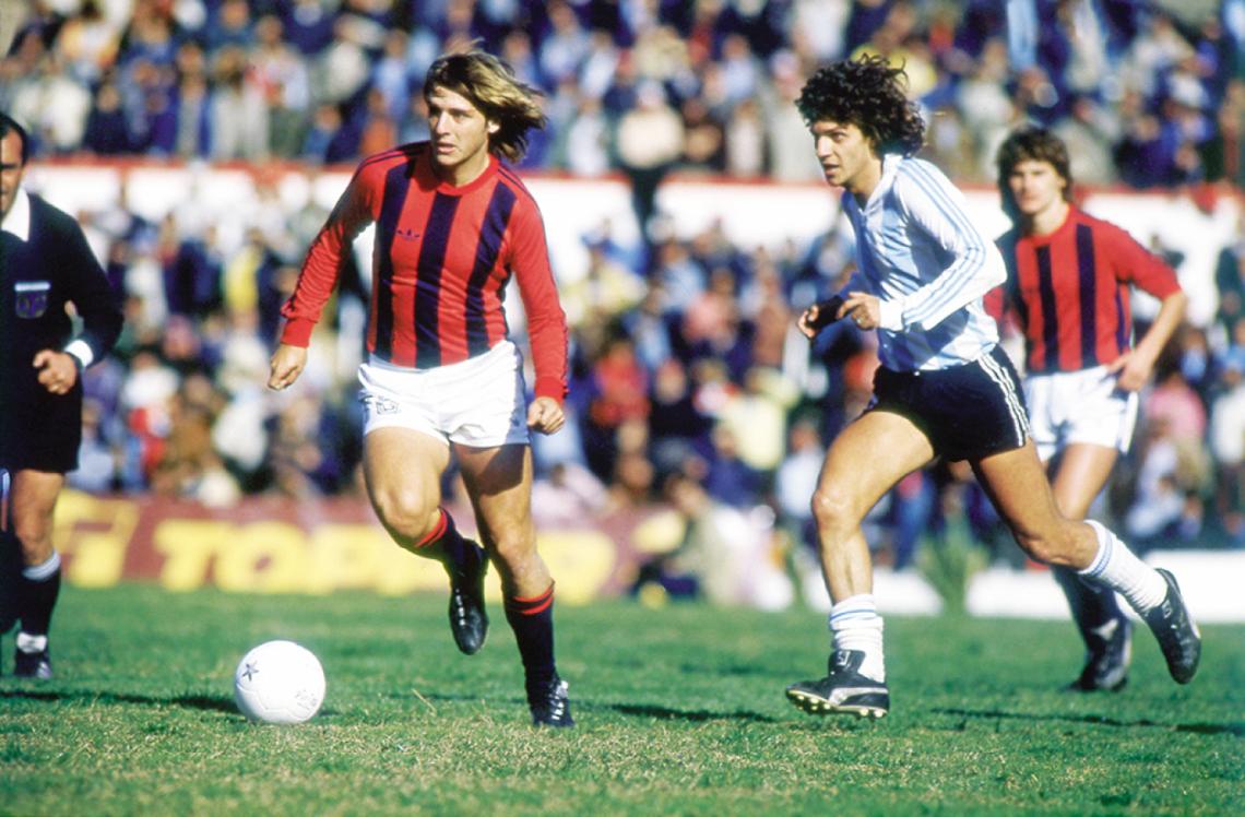 Imagen Enfrentándose a su hermano Osvaldo en un San Lorenzo-Racing en 1983.
