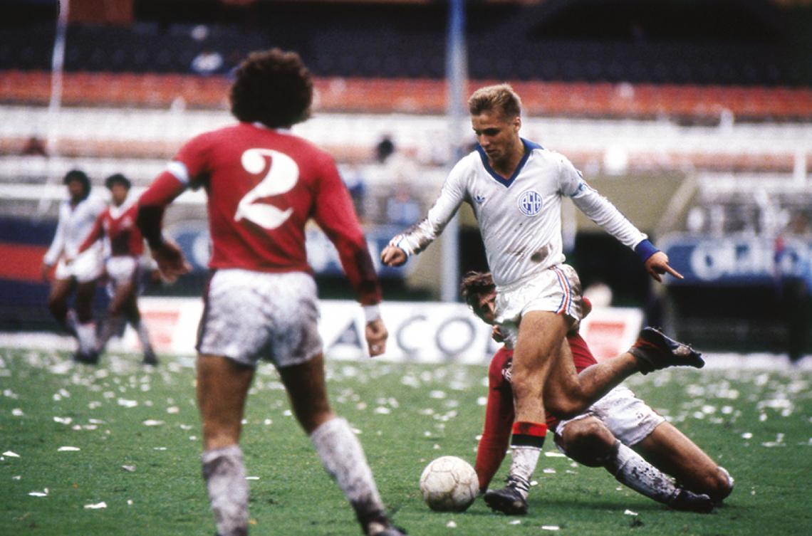 Imagen Postal de 1982, el año de la conmocionante campaña de San Lorenzo en la B.
