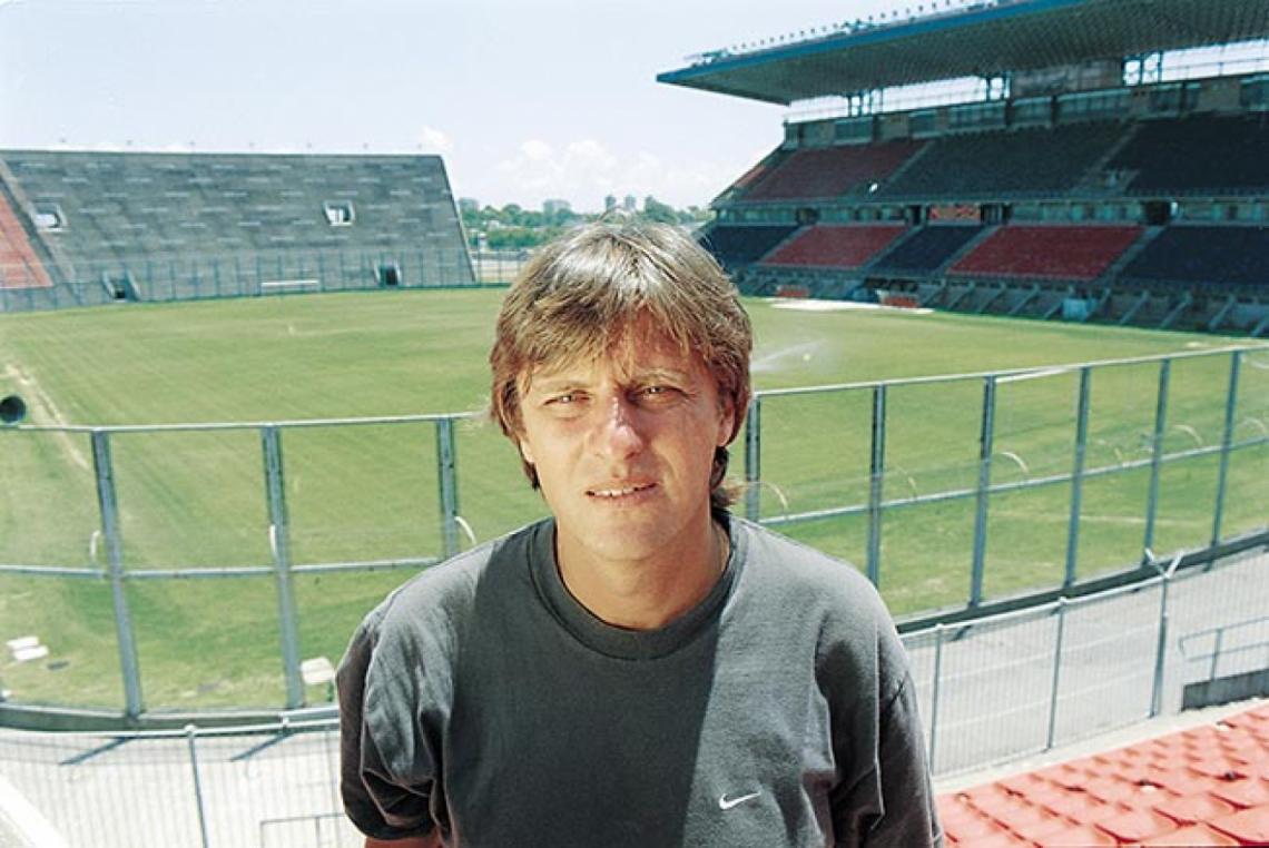Imagen Después de dos ciclos en San Lorenzo como futbolista, en el 2002 llegó su momento de ser coordinador general (lo fue hasta el 2013). Aquí, en el Gasómetro.
