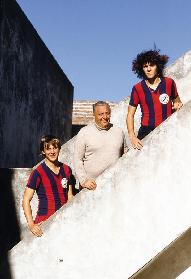 Imagen En su hogar en Villa Lugano, con su padre, Ricardo, y su hermano mayor, Osvaldo, los dos iniciados en las inferiores de San Lorenzo.