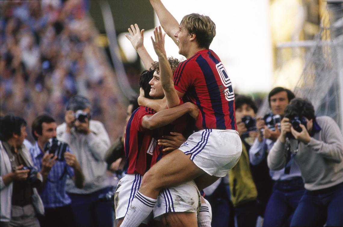 Contra Lanús, en la cancha de River y festejando con su amigo Rubén Insúa.