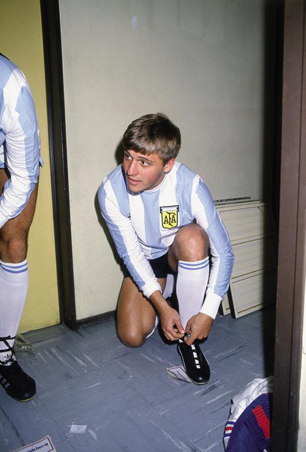 Imagen Atándose Los botines con la camiseta de la Selección Juvenil.Disputó el Sudamericano con Roberto Marcos Saporiti de entrenador y quedó afuera del Mundial.