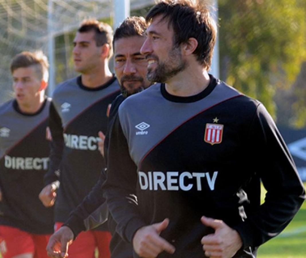 Imagen "La idea es hacer un esfuerzo productivo e intentar con remates de media distancia porque la pelota se mueve demasiado", expresó Pavone.
