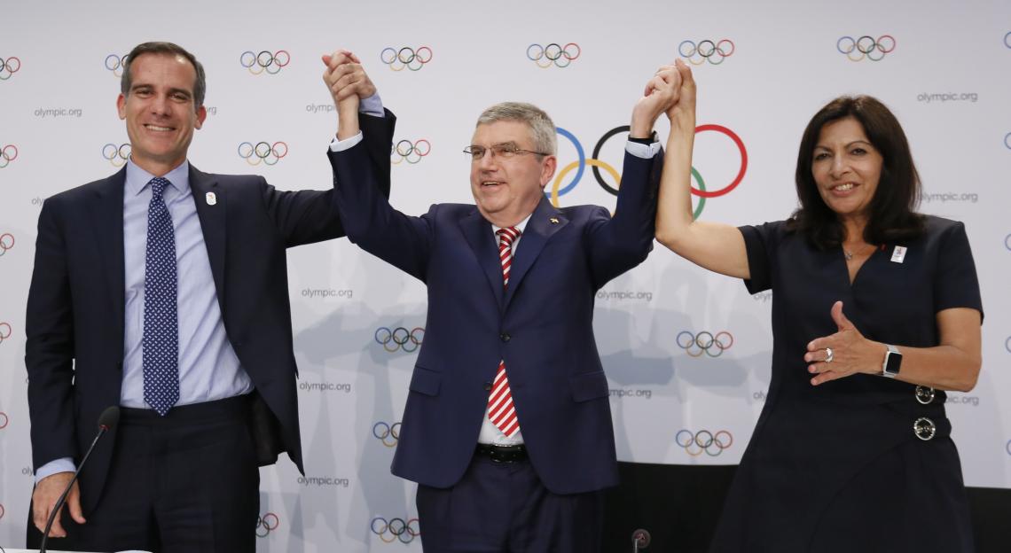Imagen El presidente del COI, Thomas Bach, junto a los alcaldes de LA y París (Foto: Reuters)