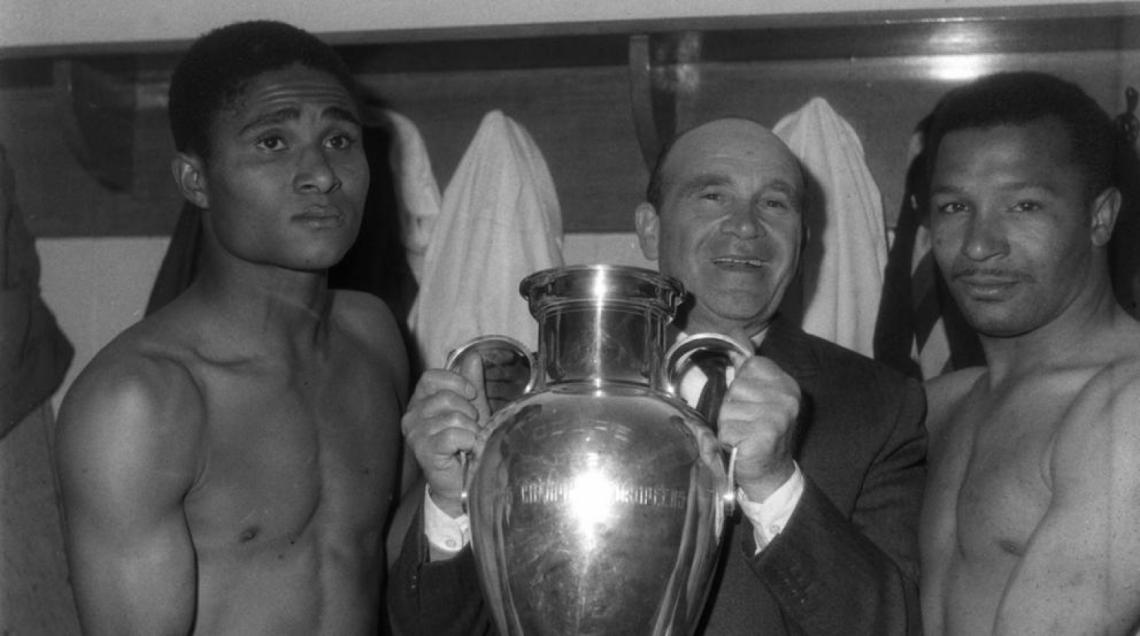 Imagen Guttman con la Copa de Europa, posando con Eusebio a su derecha y Mario Coluna a la izquierda.