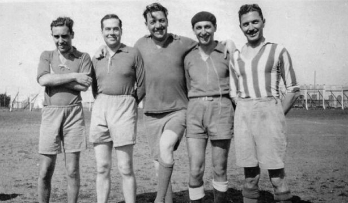Frondizi vestido de jugador, es el segundo desde la derecha. La boina era una marca característica de sus épocas de defensor.