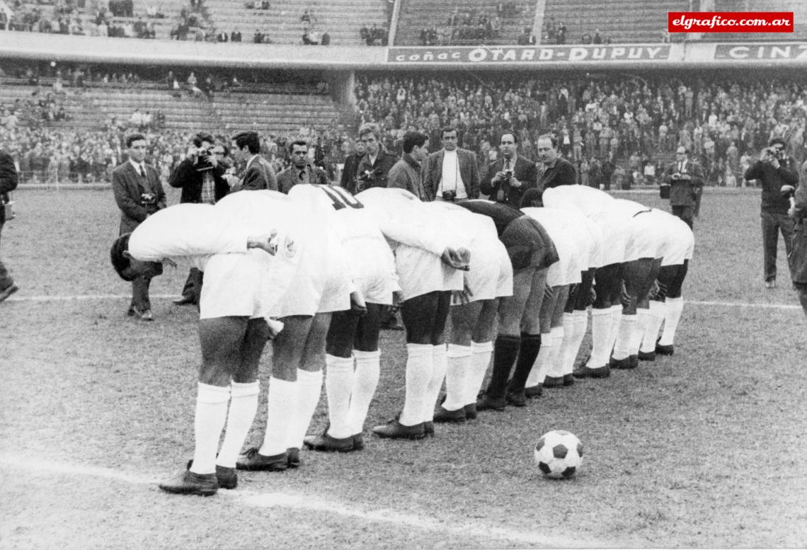 Imagen Saluda en La Bombonera el glorioso Santos de Pelé en ocasión del Pentagonal de Bs. As. que finalmente ganó.