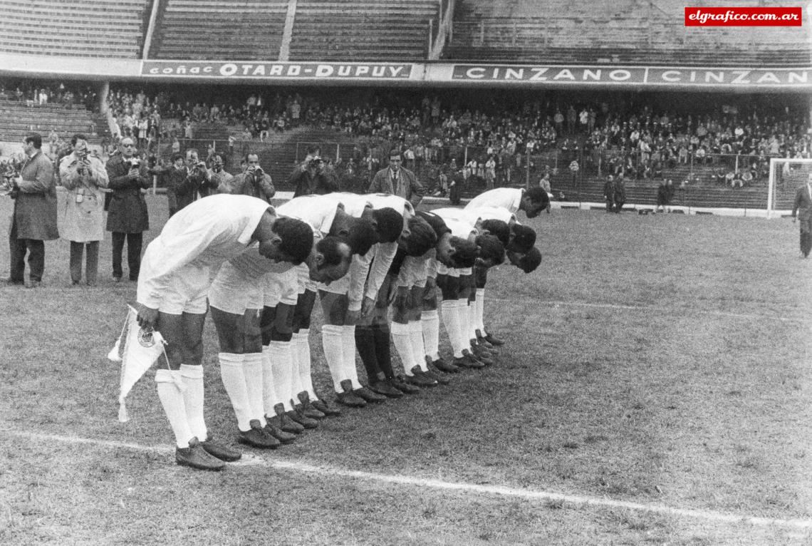 Imagen El Santos en Bs.As. 1968: Carlos Alberto, Ramos Delgado, Joel, Oberdam, Gilmar, Rildo, Amauri, Lima, Toninho, Edú y Pelé.