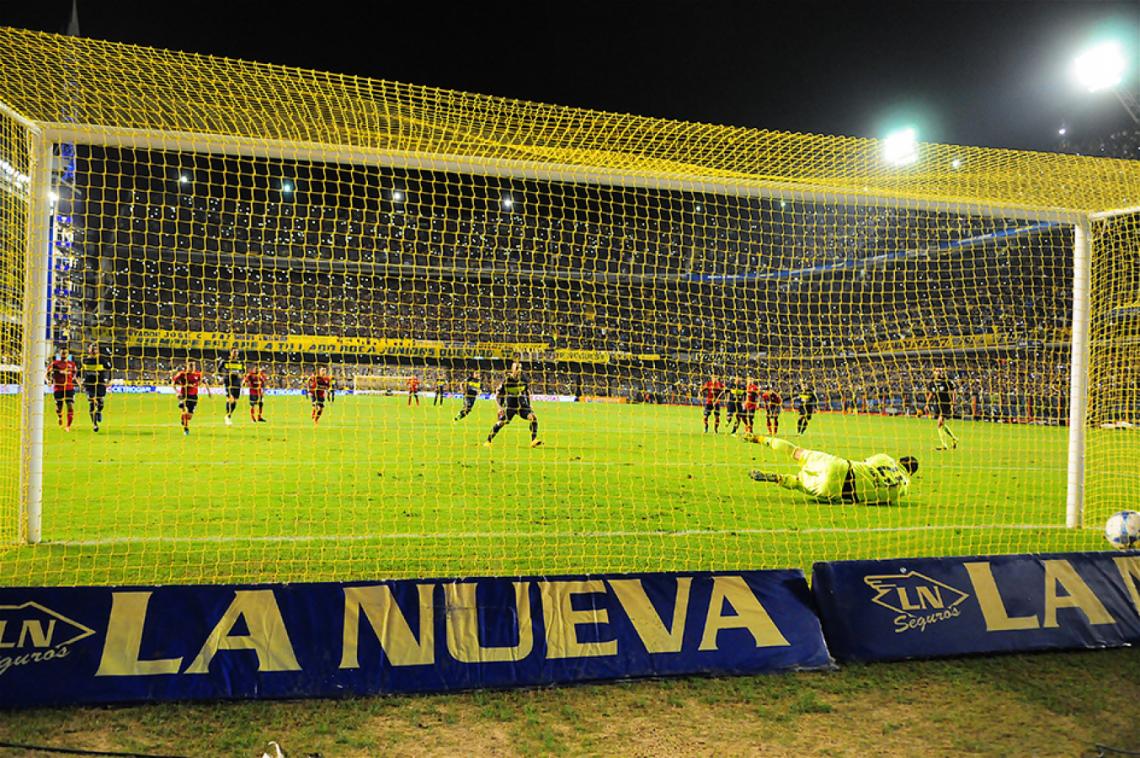 Imagen Infalible: Derechazo fuerte y esquinado para poner a Boca ganador ante Independiente. Aquel fue su único gol de penal en el torneo.