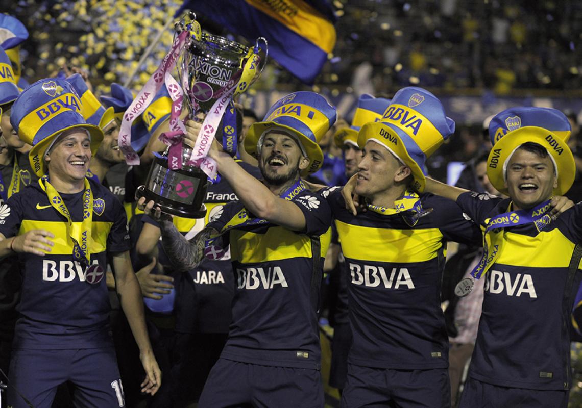 Imagen Levanta la copa al lado de su amigo Centurión. Es su tercer título en el fútbol argentino.