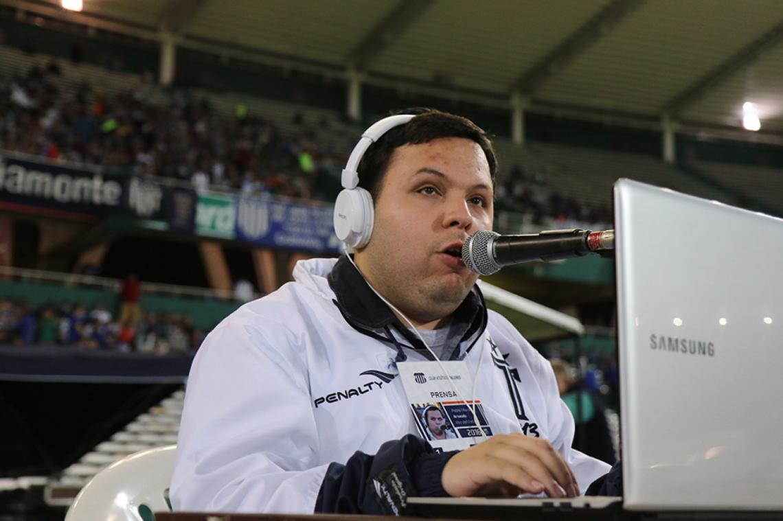 Imagen El Chuni en su tarea como voz del estadio, en el Kempes, con los colores de su querido Talleres.