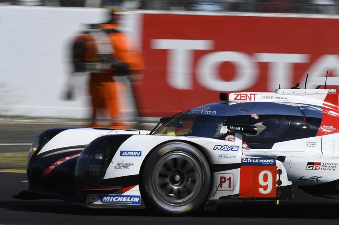 Imagen El Toyota TS050 N°9 conducido por el cordobés José María López, lanzado a la pista a toda velocidad.