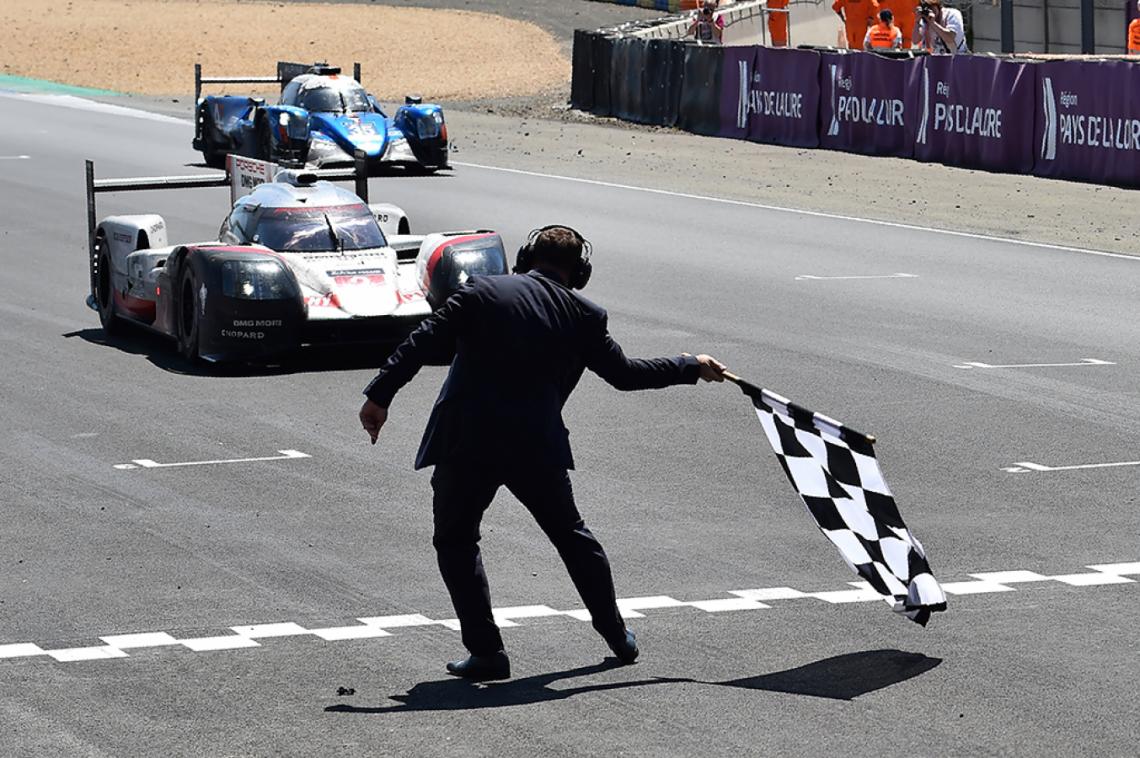 El Porsche 919 híbrido N°2 del alemán Timo Bernhard, camino a la victoria.