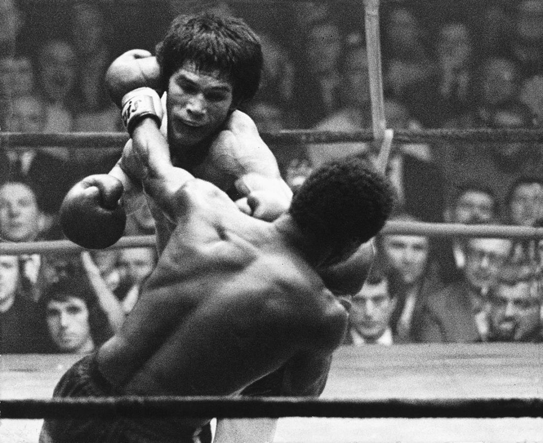 La zurda de Monzón se estrella en la cara de Rodrigo Valdez. Fue el último combate del argentino, y la primera vez que lo tiraron en una defensa.