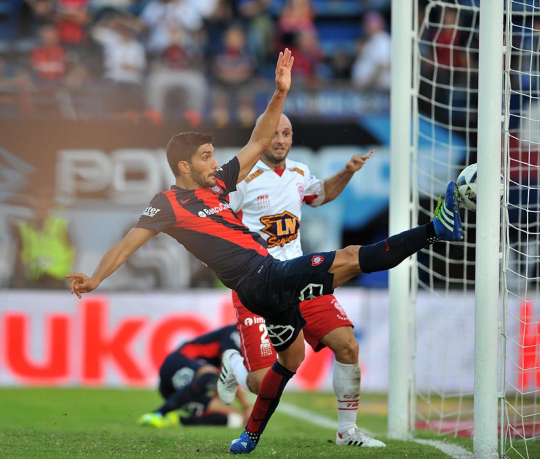 Imagen Gol emotivo: la empuja ante Huracán, en el 2016, para el delirio cuervo y el 1-0 en el clásico.