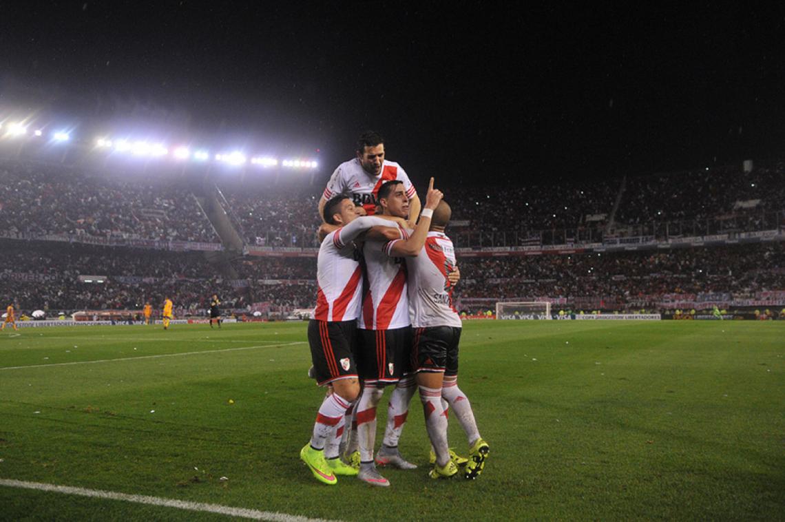 Imagen En la cima del festejo del 3-0 de Funes Mori, en la final de la Libertadores. Camilo fue titular. 