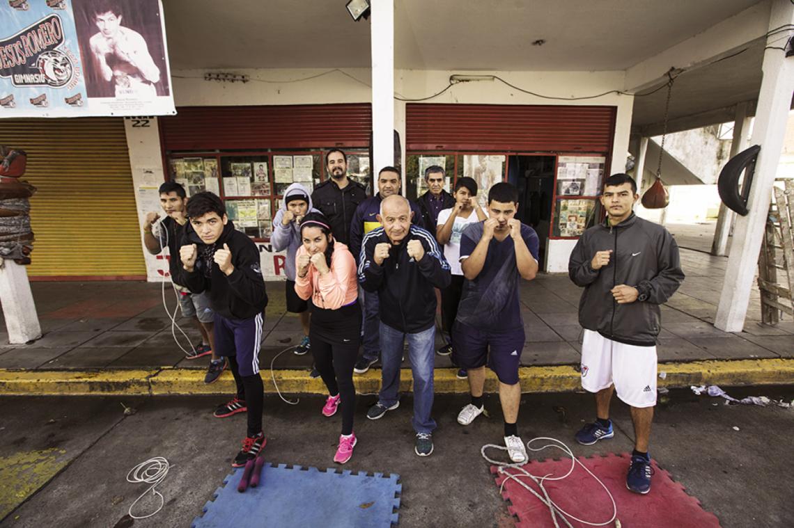 Junto a sus alumnos, amigos y colaboradores. Su gimnasio cumple una labor admirable.