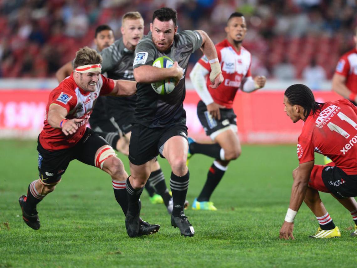 Imagen Crotty, una de las figuras de Crusaders, atacando en el último duelo ante Lions.