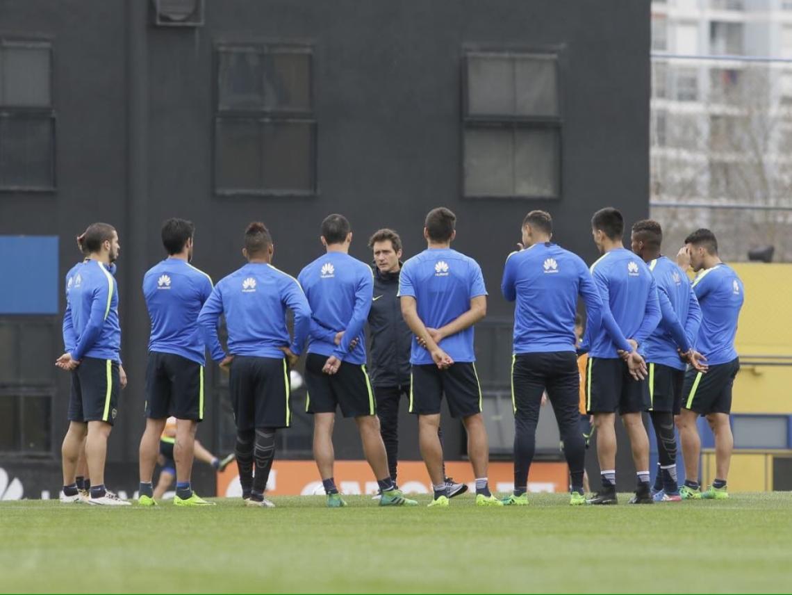Imagen Guillermo, hablando con los jugadores durante la práctica.