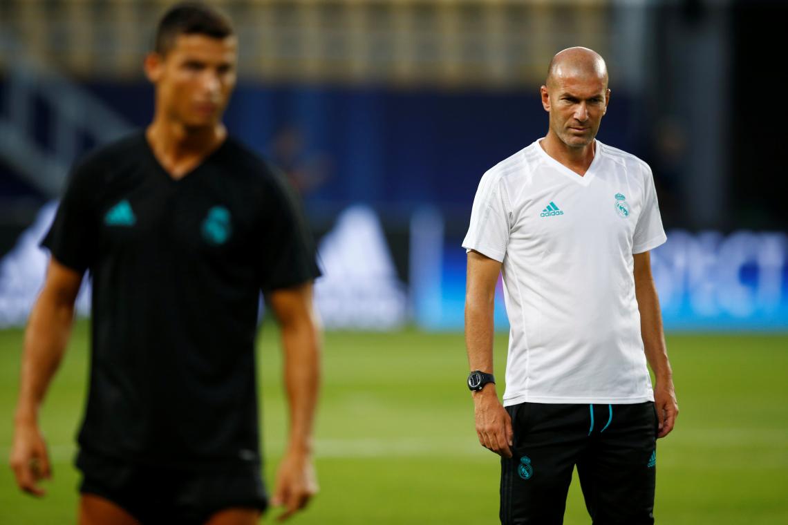 Imagen Zidane, observando a CR7 durante la práctica.