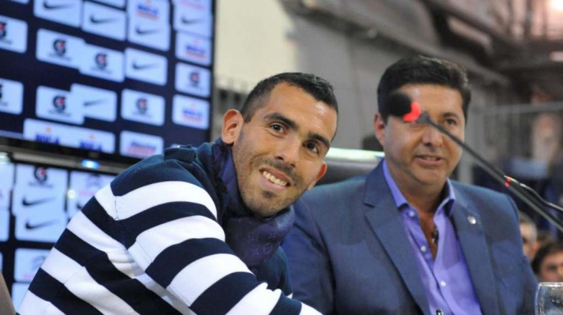 Imagen Tevez y Angelici, juntos.