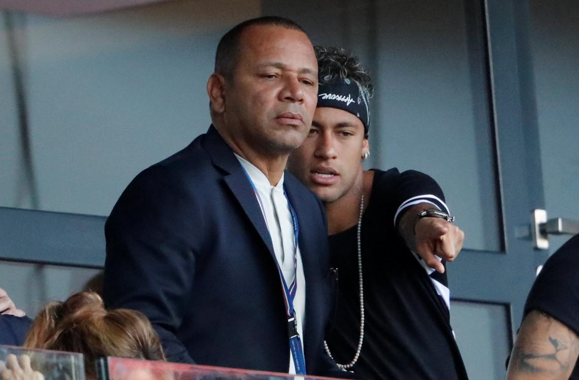 Imagen Neymar, el sábado, viendo el partido del PSG junto a su padre.
