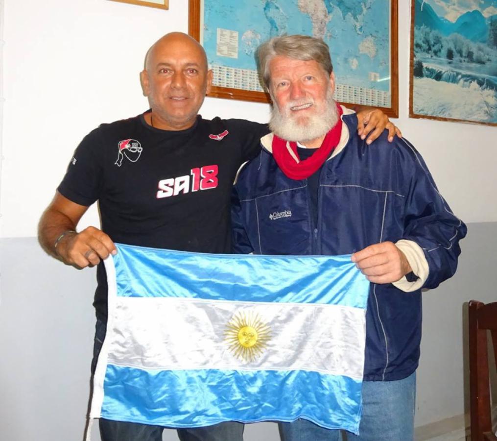 Imagen Argentinos y solidarios. Seba encontró de casualidad al Padre en la cola del avión, le contó su proyecto y Pedro lo invitó a conocer su fundación.