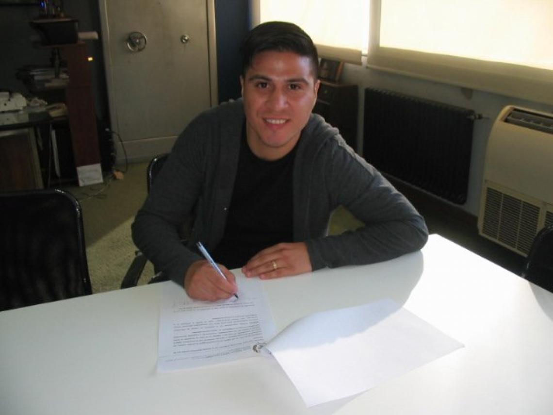 Imagen Cristaldo, firmando su contrato.