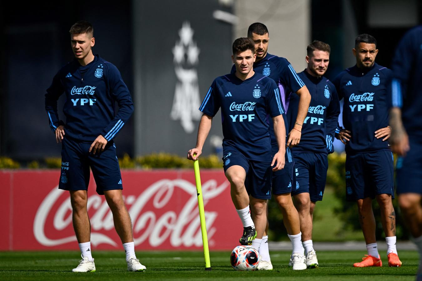 Imagen Juan Foyth y Facundo Medina entrenando en la Selección. Foto: AFP