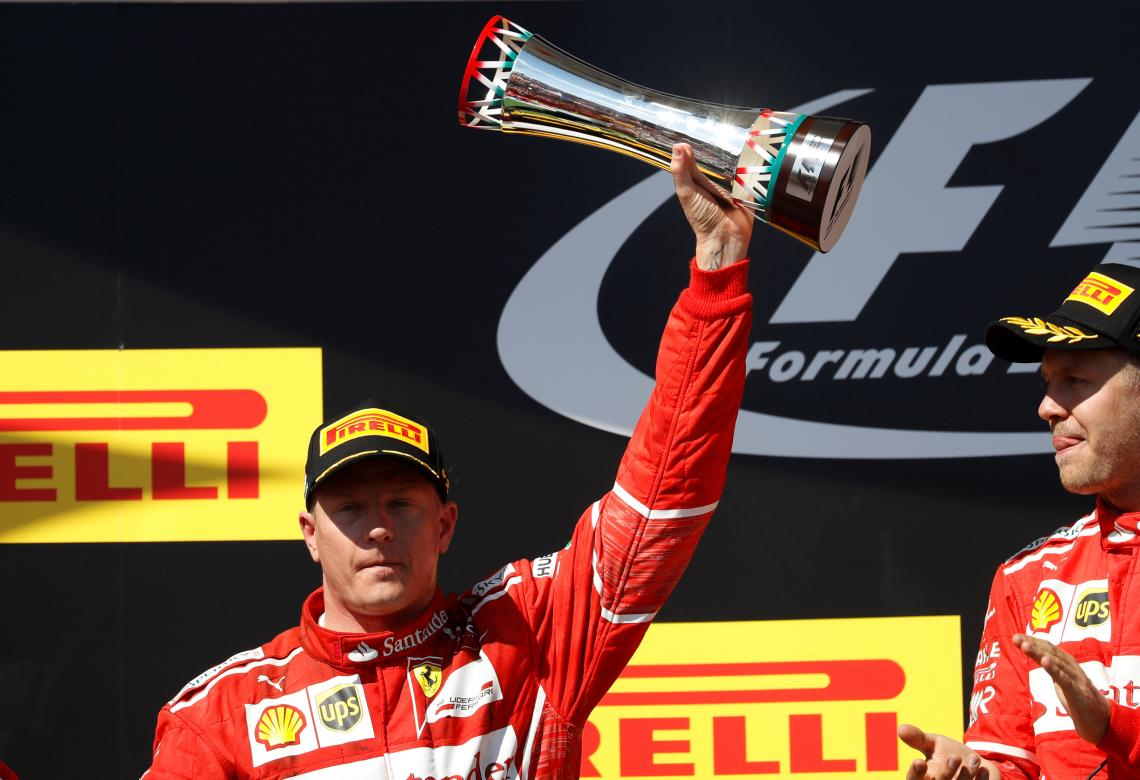 Imagen Raikkonen, festejando su segundo puesto en el GP de Hungría, al lado de Vettel.