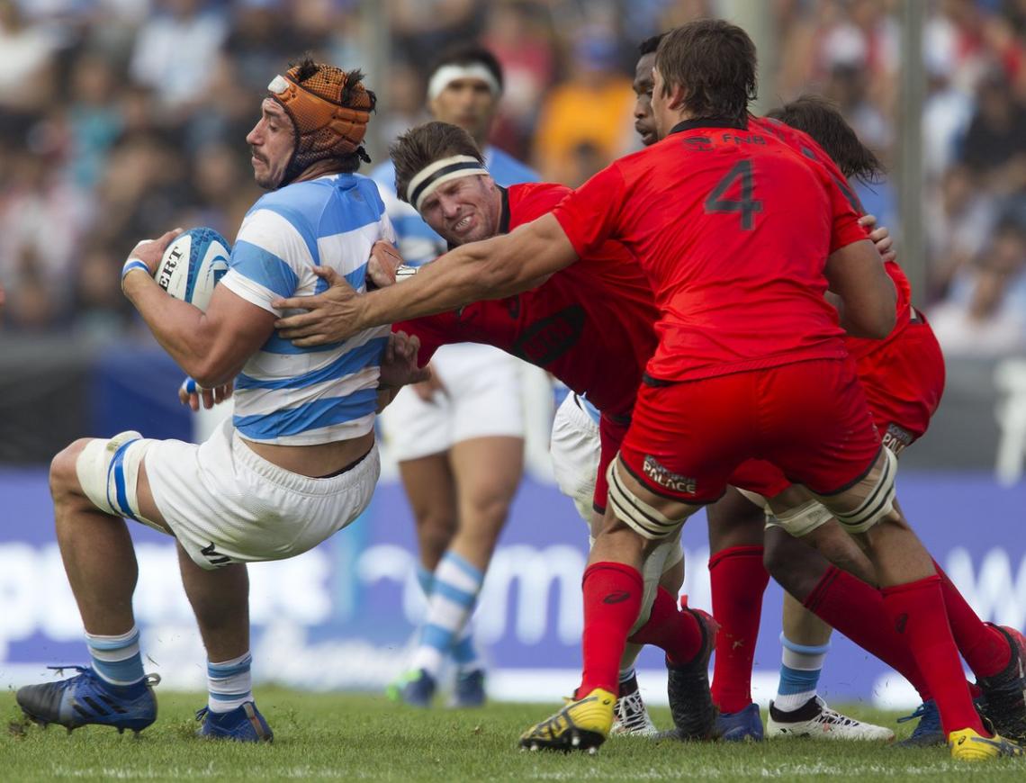 Imagen Lavanini, defendiendo la pelota ante la marca de Kriel, Kolisi y Etzebeth.