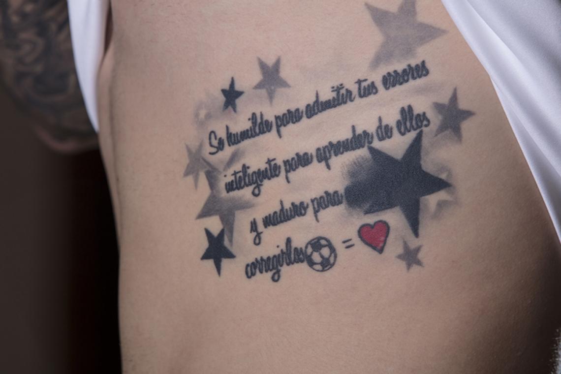 Imagen Otro tatuaje en su cuerpo, otra oración que se transforma en un lema de vida.