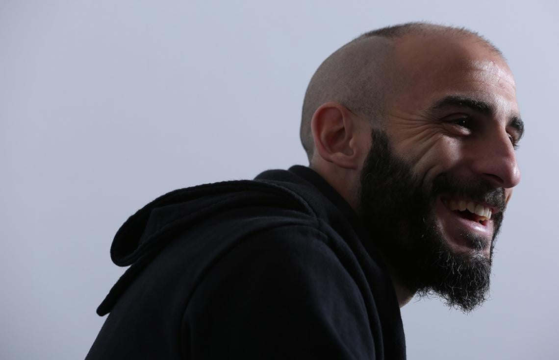 Imagen La sonrisa de haber cumplido a los 35 años el sueño que tenía de chico, cuando era socio e iba al Monumental. Su abuelo jugó hasta la Cuarta.