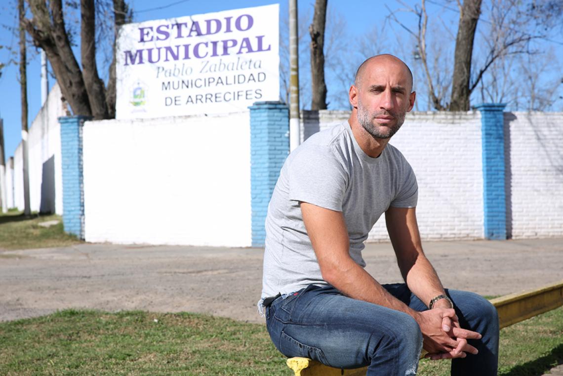 Imagen Frente al estadio municipal que lleva su nombre, en Arrecifes. Allí recibió a El Gráfico, antes de volver a Inglaterra.