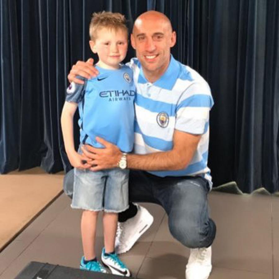 Imagen Con Callum en el video que armó el City para despedirlo, que se viralizó y nos hizo llorar a todos.
