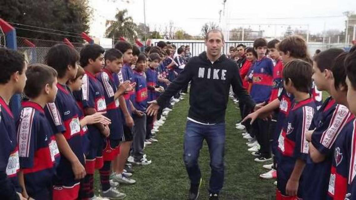 Con los chicos del Club Obras Sanitarias de Arrecifes, donde se formó y a donde va siempre.